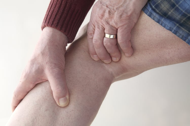 Судороги у пожилых женщин причины и лечение. Артралгия коленного сустава. Периартрит коленного сустава.