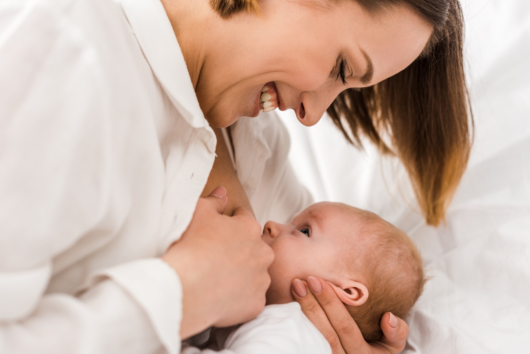 4 Reasons to Breast Feed Your Baby - Exploring the Differences Between Formula Feeding and Breastfeeding