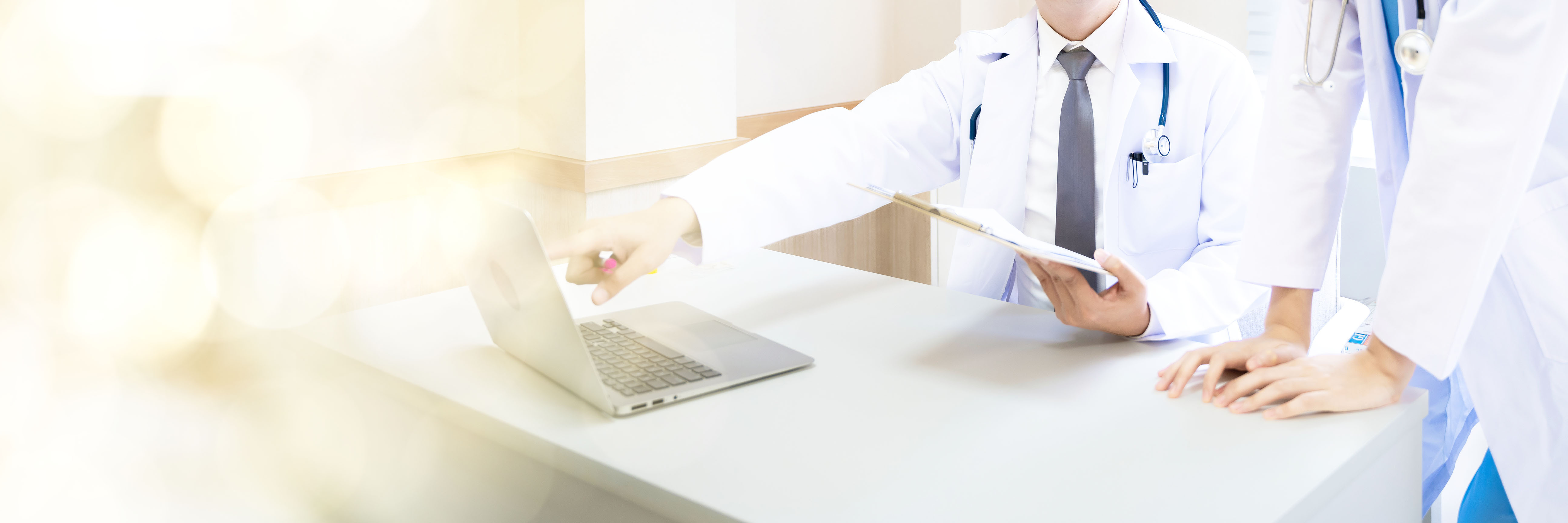 AdobeStock_501578314_doctor discussion web banner